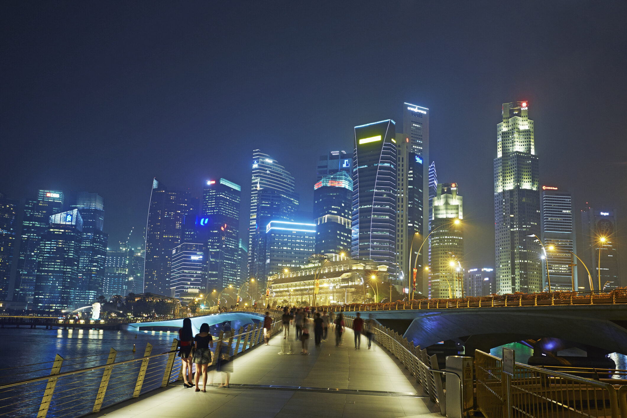 Syline of skyscrapers in the financial district of Singapore and Marina Bay illuminated at night